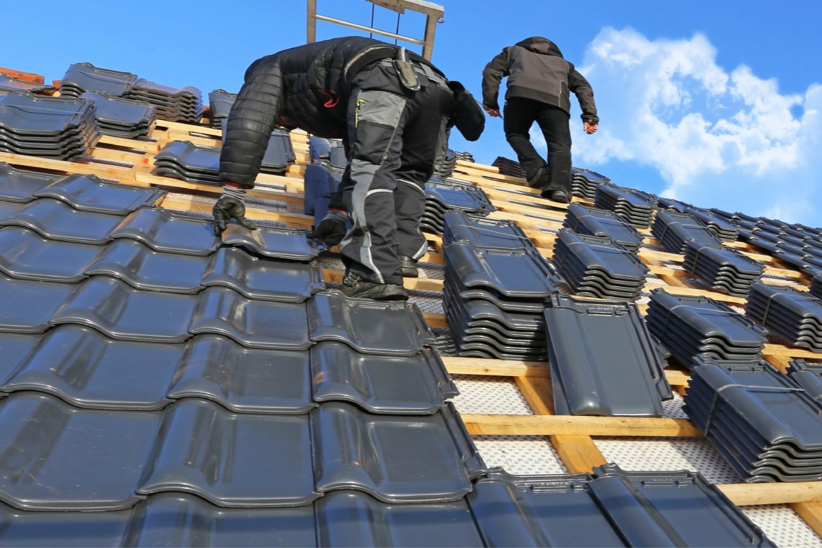 【練馬区】屋根葺き替え・台風被害対策・防水工事はお任せ！屋根材の種類と屋根の形
