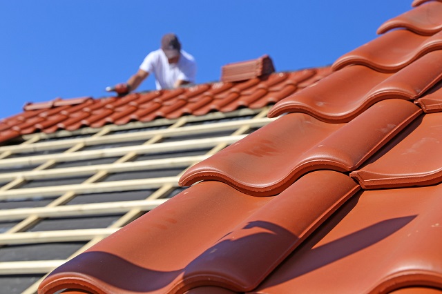 【練馬区】屋根工事の方法の判断基準とは？カバー工法・葺き替えのケースを解説