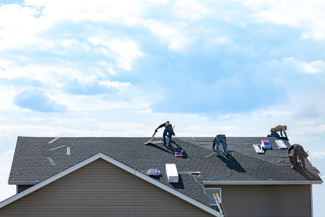 屋根工事をする職人
