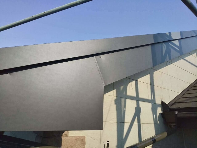 【練馬区】屋根工事をカバー工法で断熱・防水性強化|最適な屋根材も解説